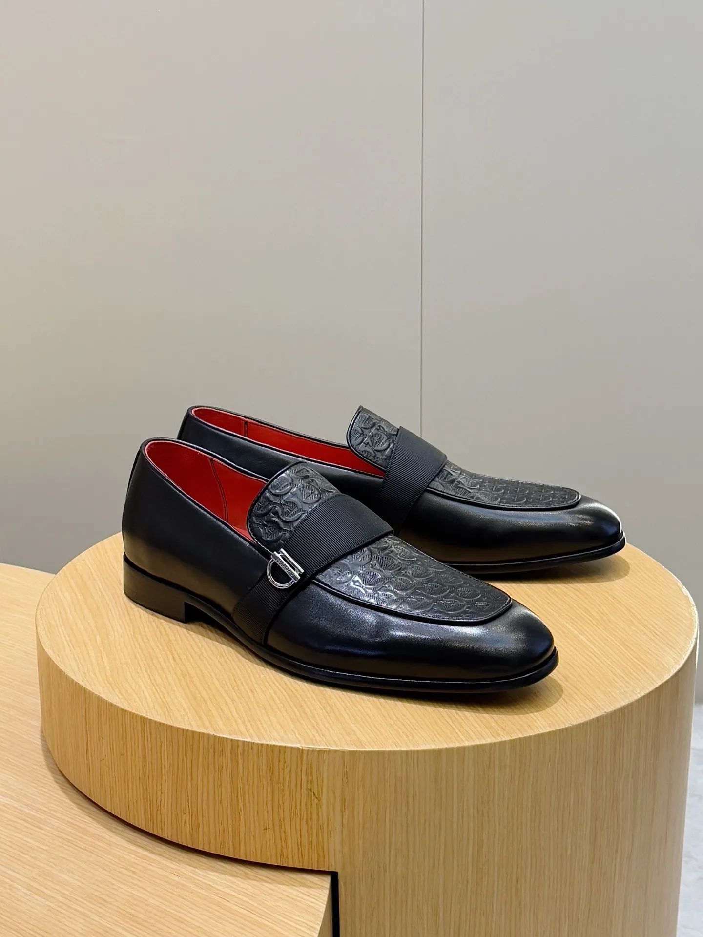 [Ferragam] Top P: 960💰 Size: 39-44 (38. 45.46 can be customized) Ferragamo Gancini buckle moccasins. These men's loafers are exquisite and gorgeous, with shiny patent leather uppers that highlight urban style. The almond-shaped toe adds a stylish touch, with three-dimensional stitching around the upper and contrasting tubular piping for a unique silhouette. The shoes are exquisitely crafted, with grosgrain ribbons and metallic Gancio buckles adding a classic touch, complementing the contrasting red accents. Finished with a slim leather sole. Imported cowhide upper + cowhide lining + genuine leather outsole.